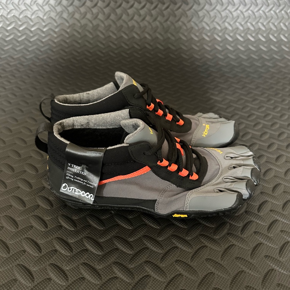 Sold 🔥 Vibram Men's V-Trek Insulated  US 8.5-9 EU 41